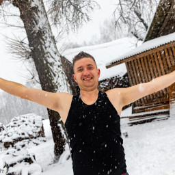 Nikolas, 42